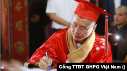 Thượng tọa Thích Chân Quang trong ngày nhận bằng tiến sĩ luật. (Ảnh: Cổng Thông Tin Điện Tử Giáo Hội Phật Giáo Việt Nam).