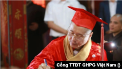 Thượng tọa Thích Chân Quang – thế danh Vương Tấn Việt - tâm điểm của một scandal bằng giả. Hình chụp ngày nhận bằng tiến sĩ luật. (Ảnh: Cổng Thông Tin Điện Tử Giáo Hội Phật Giáo Việt Nam)