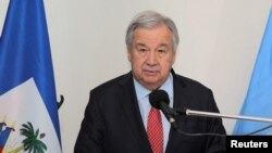 Sekrete Jeneral Nasyonzini Antonio Guterres pale pandan yon konferans pou lapres nan salon diplomatik ayeropo entenaysonal Toussaint Louverture la nan Potoprens, Ayiti, 1 Jiye, 2023. 