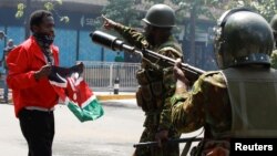 Polisye Kenya joure yon manifestan pandan yon manifestasyon kont lwa finanse Kenya pwopoze a nan Nairobi, 25 Jyen 2024. 