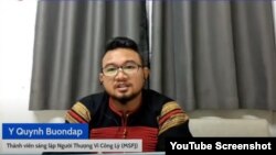 Ông Y Quynh Bdap, đồng sáng lập nhóm Người Thượng Vì Công lý (MSFJ), ngày 30/11/2023. Photo YouTube Dak Lak News.