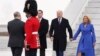 Prezidan Etazini Joe Biden ak Premye Dam Jill Biden desann avyon prezidansyel la Air Force One, nan Ayewopo Entenasyonal Ottawa a, nan Ontario, Kanada, 23 Mas, 2023. 