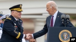 Tổng thống Joe Biden bắt tay Chủ tịch Hội đồng Tham mưu trưởng Liên quân Hoa Kỳ sắp mãn nhiệm, Tướng Mark Milley, trong Lễ Tri ân Từ biệt của Lực lượng Vũ trang dành cho ông Milley tại Căn cứ Chung Myer–Henderson Hall, ngày 29 tháng 9 năm 2023, ở Fort Myer, bang Virginia.