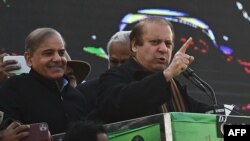 نواز شریف 6 جنوری کو قصور میں ایک انتخابی جلسے سے خطاب کرتے ہوئے۔فوٹو اے ایف پی