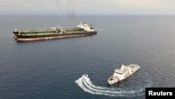 Tàu tuần tra của Indonesia chuẩn bị kiểm tra tàu chở dầu thô cỡ lớn (VLCC) treo cờ Iran, MT Arman 114 và tàu MT S Tinos treo cờ Cameroon, khi chúng bị phát hiện đang tiến hành chuyển dầu mà không có giấy phép vào ngày 7 tháng 7 năm 2023.