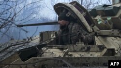 Một quân nhân Ukraine trên xe chiến đấu Bradley ở gần Avdiivka, vùng Donetsk, 11/2/2024. (Photo: Genya SAVILOV / AFP)