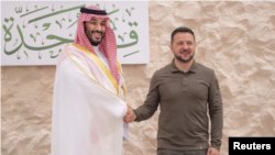 Thái tử của Ả-rập Xê-út Mohammed bin Salman và Tổng thống Ukraine Volodymyr Zelenskyy bắt tay trước cuộc họp thượng đỉnh của Liên đoàn Ả-rập tai Jeddah, Ả-rập Xê-út ngày 19/5/2023.