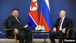 Tổng thống Nga Vladimir (phải) và nhà lãnh đạo Triều Tiên Kim Jong Un gặp nhau tại sân bay vũ trụ Vostochny ở vùng đông Amur, ngày 13/9/2023. 