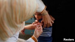 Một cậu bé Palestine đang được tiêm vaccine bại liệt tại một bệnh viện ở Khan Younis, phía nam Dải Gaza.