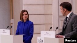 Tổng thống Moldova Maia Sandu và Tổng thống Pháp Emmanuel Macron tham dự một cuộc họp báo trước buổi làm việc trưa tại Cung điện Elysee ở Paris, Pháp, ngày 7/3.