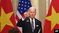 Tổng thống Mỹ Joe Biden nâng ly tại buổi tiệc trưa cấp nhà nước do Chủ tịch Việt Nam khi đó Võ Văn Thưởng chủ trì tại Phủ Chủ tịch ở Hà Nội, ngày 11/9/2023.