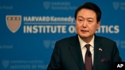 Tổng thống Hàn Quốc Yoon Suk Yeol​​ phát biểu tại Viện Chính trị thuộc Trường Harvard Kennedy, ngày 28 tháng 4 năm 2023, tại Cambridge, bang Massachusetts, Mỹ.