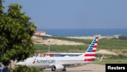 Yon avyon American Airlines fe preparasyon pou dekole nan ayewopò entenasyonal Toussaint Louverture Pòtoprens la apre li reprann vòl li yo sou peyi d Ayiti, 30 Me, 2024. 