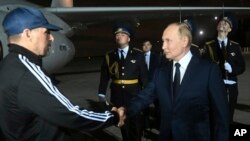 Prezidan Ris Vladimir Putin salye Vadim Krasikov apre li rive Moskou nan gwoup prizonye Ris l Oksidan libere yo nan yon boukantay ak Larisi, 1 Out, 2024. 