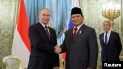 Tổng thống Nga Vladimir Putin bắt tay Tổng thống đắc cử Indonesia Prabowo Subianto trong cuộc gặp tại Điện Kremlin ở Moscow, Nga, hôm 31/7.