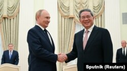 Tổng thống Nga Vladimir Putin, trái, gặp Thủ tướng Trung Quốc Lý Cường tại Moscow ngày 21/8/2024.