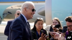 Tổng thống Joe Biden nói chuyện với các thành viên của giới truyền thông trước khi lên chuyên cơ Air Force One tại Căn cứ Không quân Andrews để bay đi tới Philadelphia, ngày 17 tháng 6 năm 2023.
