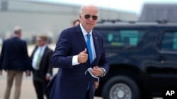 Tổng thống Joe Biden lên chuyên cơ Air Force One tại Căn cứ Không quân Dover, ở Dover, bang Delaware, ngày 23 tháng 7 năm 2024.