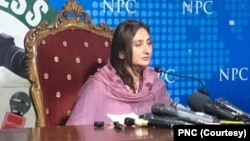 پاکستان تحریک انصاف کی ملیکہ بخاری پریس کانفرنس میں پارٹی سے علیحدگی کا اعلان کر رہی ہیں۔ 26 مئی 2023