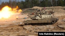 Xe tăng M1A1 Abrams của Mỹ tập trận ở Latvia hồi tháng 3/2021 (ảnh tư liệu).