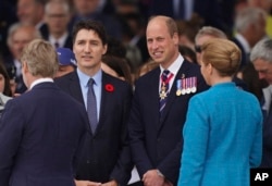 Premye Minis Kanadyen Justin Trudeau (mitan) ak Prens William d Anglete pandan yon seremoni pou komemore 80em anivese D-Day nan Normandy, La Frans, 6 Jyen 2024.