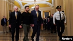 Lãnh đạo đa số Thượng viện Chuck Schumer (D-NY) và Lãnh đạo thiểu số Thượng viện Hoa Kỳ Mitch McConnell (R-KY) cùng Tổng thống Ukraine Volodymyr Zelenskiy tại thủ đô Washington, Hoa Kỳ, ngày 12/12/2023. REUTERS/Kevin Lamarque