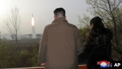 Bức ảnh do chính phủ Triều Tiên cung cấp vào ngày 14/4/2023 cho thấy nhà lãnh đạo Triều Tiên Kim Jong Un đang theo dõi vụ phóng thử tên lửa đạn đạo xuyên lục địa Hwasong-18 vào ngày 13/4/2023 tại một địa điểm không được tiết lộ.