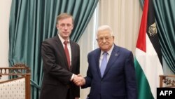 Cố vấn An ninh Quốc gia Mỹ Jake Sullivan, trái, gặp Tổng thống Palestine Mahmoud Abbas vào ngày 15/12/2023, tại Ramallah, Bờ Tây. 