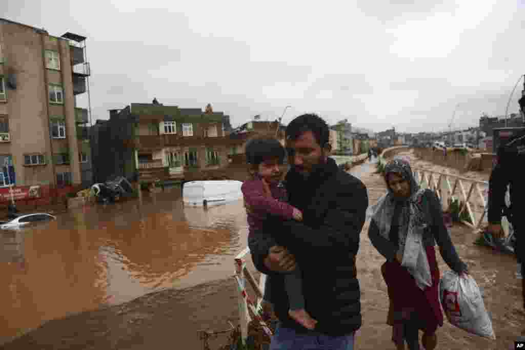 حکام نے بارش کے بعد پیدا ہونے والی صورتِ حال کے&nbsp;سبب کم از کم 14 افراد کی ہلاکت کی تصدیق کی ہے۔