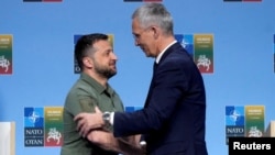 Tổng thư ký NATO Jens Stoltenberg (phải) bắt tay Tổng thống Ukraine Volodymyr Zelenskyy tại một cuộc họp báo bên lề cuộc họp thượng đỉnh của khối ở Litva hồi tháng 7 năm nay.