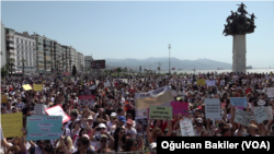 İzmir'de hayvan hakları savunucuları, AK Parti'nin "Hayvanları Koruma Kanunu"nda yapmayı planladığı değişikliği protesto etti