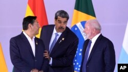 Prezidan Bolivi Luis Arce, (a goch), Prezidan Venezyela Nicolas Maduro ak Prezidan Brezilyen Luiz Inacio Lula da Silva pandan rankont o some peyi Amerik di Sid yo nan Brasilia, Brezil, 30 Me, 2023. 