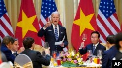 Tổng thống Mỹ Joe Biden (giữa) phát biểu tại buổi tiệc chiêu đãi của Chủ tịch nước Việt Nam Võ Văn Thưởng (thứ nhất từ phải) tại Phủ Chủ tịch ở Hà Nội hôm 11/9.