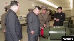 Nhà lãnh đạo Triều Tiên Kim Jong Un đang kiểm tra đầu đạn hạt nhân tại một địa điểm không được tiết lộ (KRT/Handout via Reuters)