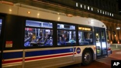 Foto Achiv: Migran nan yon otobis kap mennen yo nan yon sant refije andeyo Union Station, nan vil Chicago, 31 Out, 2022. 