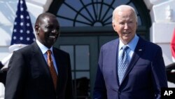 Prezidan Joe Biden akeyi Prezidan Kenya William Ruto nan Lamezonblanch nan Washington, 22 Me, 2024. 