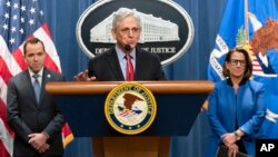 Bộ trưởng Tư pháp Hoa Kỳ Merrick Garland cùng với Bộ trưởng Tư pháp New Jersey Matthew Platkin và Phó Bộ trưởng Tư pháp Lisa Monaco phát biểu trong cuộc họp báo tại trụ sở Bộ Tư pháp ở Washington vào ngày 21/3/2024.