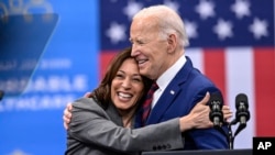 Phó Tổng thống Kamala Harris ôm Tổng thống Joe Biden sau bài phát biểu về chăm sóc sức khỏe ở Raleigh, bang North Carolina, vào ngày 26/3/2024.