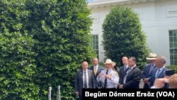 Başkan Biden kararnameye ilişkin açıklama yaparken, Meksika ile sınırı bulunan Teksas ve Arizona eyaletlerinden bazı belediye başkanları ve şerifler de Beyaz Saray'daydı, 4 Haziran 2024.