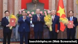 Tổng Bí thư-Chủ tịch nước Tô Lâm, Thủ tướng Phạm Minh Chính trao bổ nhiệm, chúc mừng các tân phó thủ tướng Bùi Thanh Sơn (thứ 1, phải), Nguyễn Hòa Bình (thứ 2, phải) và Hồ Đức Phớc (thứ 1, trái).