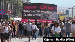 İzmir'de hayvan hakları savunucuları, AK Parti'nin "Hayvanları Koruma Kanunu"nda yapmayı planladığı değişikliği protesto etti