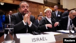 Cố vấn pháp lý cho Bộ Ngoại giao Israel Tal Becker và luật sư người Anh Malcolm Shaw Tòa án Công lý Quốc tế (ICJ) ở The Hague, Hà Lan, vào ngày 12/1/2024.