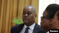 Garry Conille assiste a uma cerimónia com membros do conselho de transição onde é apresentado como primeiro-ministro interino do Haiti, em Port-au-Prince, Haiti, a 3 de junho de 2024. 