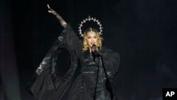 Denye konse Madonna nan kad vire won "The Celebration Tour" li a sou plaj Copacabana nan vil Rio de Janeiro, Brezil, 4 Me 2024. 