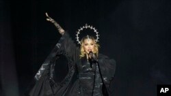 Denye konse Madonna nan kad vire won "The Celebration Tour" li a sou plaj Copacabana nan vil Rio de Janeiro, Brezil, 4 Me 2024. 