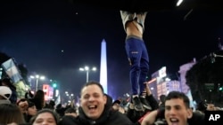 Fanatik Ajantin fete devan obelisk la apre ekip yo kale Kolonbi pou pran koup Copa America a nan Buenos Aires, 15 Jiye, 2024. 