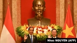 Tổng thống Indonesia Joko Widodo (trái) và Chủ tịch nước Việt Nam tại Hà Nội, ngày 12/1/2024. (Photo: AFP/Nhac NGUYEN)