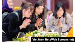 Các Phật tử chiêm bái vật thể được gọi là "xá lợi tóc của Đức Phật" tại chùa Ba Vàng ở Quảng Ninh trong thời gian diễn ra lễ kính mừng 765 năm Phật hoàng Trần Nhân Tông đản sinh vào cuối tháng 12/2023.