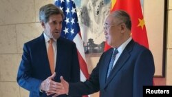 Đặc phái viên của Tổng thống Hoa Kỳ về Khí hậu, John Kerry, bắt tay với người đồng cấp Trung Quốc Xie Zhenhua trước cuộc gặp ở Bắc Kinh, Trung Quốc, vào ngày 17 tháng 7 năm 2023.