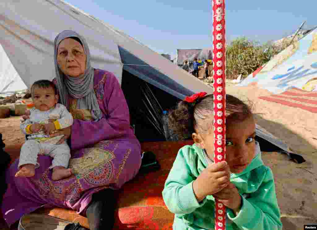 اقوامِ متحدہ کے مطابق سات اکتوبر سے جاری جنگ کی وجہ سے لاکھوں فلسطینی عارضی پناہ گاہوں میں رہنے پر مجبور ہیں۔ رپورٹس کے مطابق اسرائیل کی بمباری اور ٹینکوں کی گولہ باری سے جنوبی غزہ کے شہر خان یونس سے فلسطینیوں کو مزید آگے منتقل ہونے پر مجبور کیا جا رہا ہے۔&nbsp;